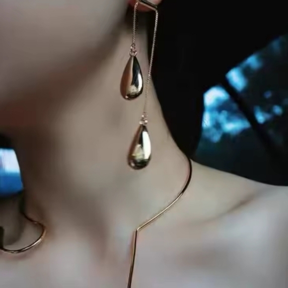 Elegant Gold Teardrop Earrings - Picture 5 of 5